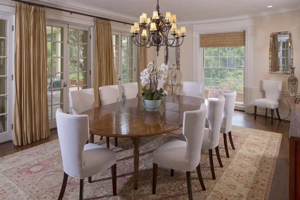 Taylor Swift Với diện tích trên 1000 m2, căn biệt thự tại Hillsly Hills, California đã tiêu tốn của Taylor Swift 25 triệu đô la Mỹ trong năm 2015. Ngôi nhà có từ năm 1934, nằm trong cùng khu phố với huyền thoại Hollywood Clark Gable và Charlie Chaplin. Ngôi nhà là một địa điểm cho bộ phim giành giải Oscar năm 1947, The Best Years of Our Lives.