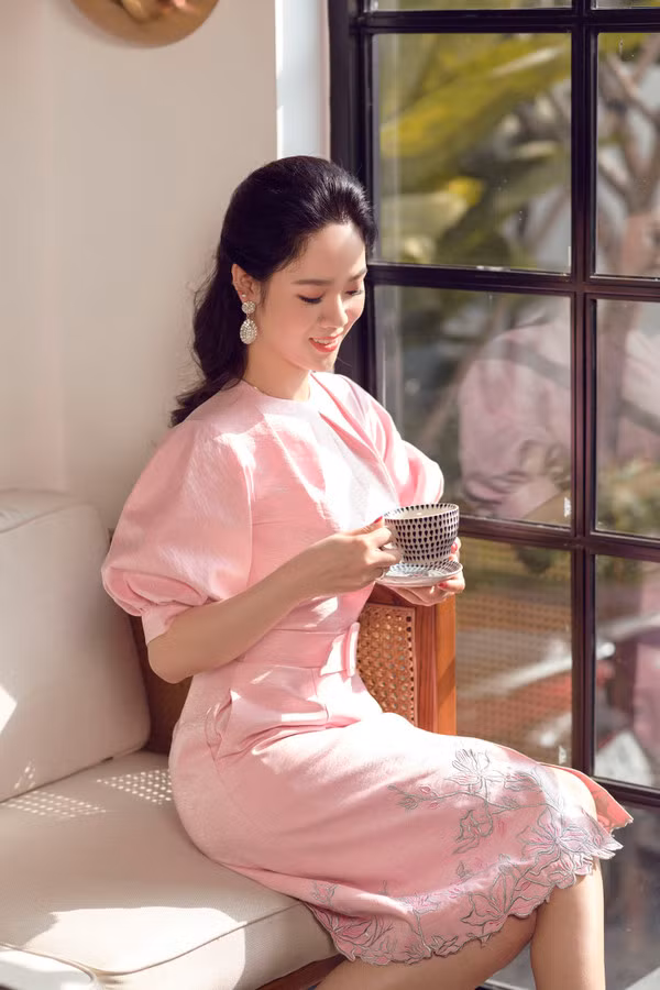 Diện những thiết kế nhẹ nhàng, trong trẻo cùng tông màu pastel thời thượng, Hoa hậu Việt Nam 2002 Mai Phương khoe sắc rạng rỡ khiến bao người mê mải ngắm nhìn. Dù diện váy đơn sắc, vẻ ngoài của bà mẹ hai con vẫn không nhàm chán do nhà thiết kế vận dụng đa dạng kỹ thuật phối đắp, cắt cúp vải, tạo ra nhiều phom dáng cho kiểu váy cocktail.