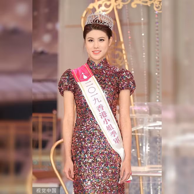 Trong khi đó, Á hậu 2 Cổ Bội Linh lại bị nghi ngờ là đã dựa vào gia thế giàu có của mình để mua danh hiệu. Ngay từ đầu cuộc thi, cô không được đánh giá cao về mặt nhan sắc, nên việc Bội Linh được lọt vào top 3 chung cuộc nằm ngoại dự đoán của rất nhiều người. Theo Chinapress, khán giả đã nhận thấy sự bất thường khi lượng phiếu bầu của Bội Linh bỗng dưng tăng đột biến trong đêm chung kết. Cụ thể người đẹp 19 tuổi đã có số phiếu bầu chọn vượt trội với hơn 1 triệu lượt bình chọn, vượt mặt nhiều thí sinh khác để giành giải Á hậu 2.