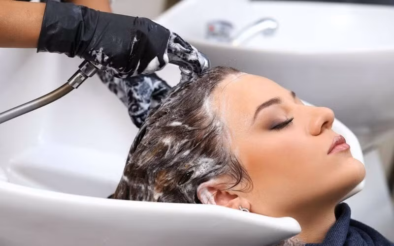 Xối nước mạnh thẳng vào đầu: Khi tắm gội, chúng ta thường có thói quen đứng dưới vòi nước và để dòng nước mạnh xối trực tiếp từ đỉnh đầu xuống. Việc thường xuyên xối nước thẳng vào đầu sẽ khiến phần chân tóc trở nên yếu ớt, dễ gãy rụng gây nên hiện tượng rụng tóc, lâu dần, có thể trở thành hói đầu.