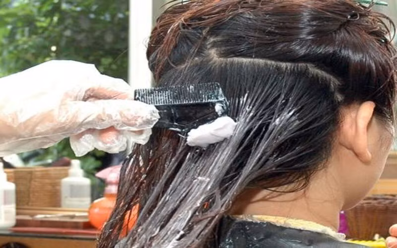 Sử dụng hóa chất liên tục: Khi tóc tiếp xúc với rất nhiều loại hóa chất khác nhau sẽ làm mất đi tính đàn hồi tự nhiên của tóc và làm mái tóc yếu đi nhanh chóng, rụng nhiều, rụng thành mảng và gây hói đầu.