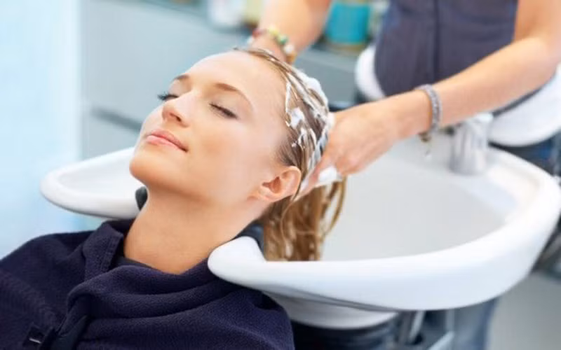 Dùng dầu gội có chất tẩy mạnh: Theo các chuyên gia, tóc tuy là chất sừng cứng và để tóc khỏe, óng mượt bạn cần phải chăm sóc một cách đều đặn và lựa chọn loại dầu có độ PH phù hợp.