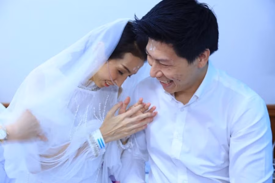 Chang trai quyet dinh ket hon ban gai ngay tren giuong benh
