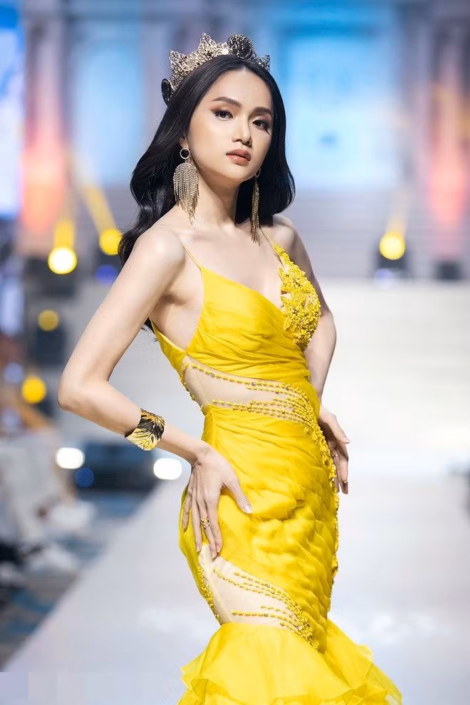 Đặc biệt, loạt ảnh trong show diễn mà Hương Giang mới cập nhật trang trên trang Instagram đã nhanh chóng thu hút hơn 100 nghìn lượt thích. Người hâm mộ đều dành hết lời khen ngợi trước nhan sắc nữ thần của huấn luyện viên Siêu mẫu Việt Nam: "Đẹp thế này ai chơi lại được chị", "Giang càng ngày càng đẹp"...