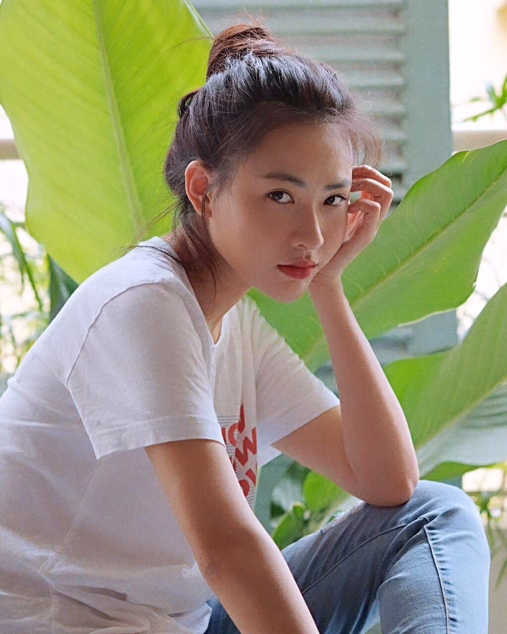 Cô tâm sự thêm: "Sự bổ trợ của âm thanh khiến hình ảnh dễ gây ấn tượng và nhận biết với khán giả hơn. Do đó, việc may mắn được tham gia MV đối với tôi là cơ hội rất tốt mà các đạo diễn đã tin tưởng giao cho". Minh Trang sinh năm 1995 và hiện có hơn 125.000 người theo dõi.