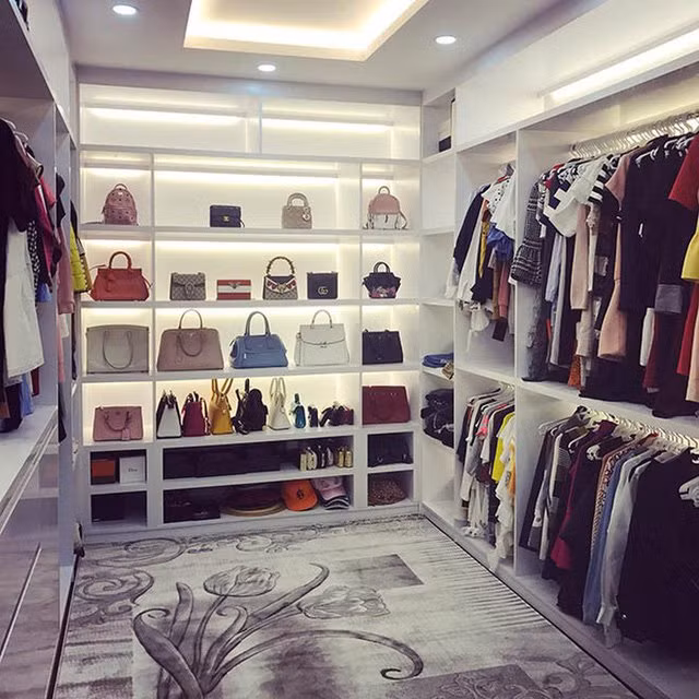 Các fan và đồng nghiệp không khỏi choáng ngợp trước bộ sưu tập nhiều túi xách, giày dép... hàng hiệu của nữ diễn viên trong phòng thay đồ. Nhìn thoáng qua, không ít người nhầm lẫn đây là một shop thời trang. Cao Thái Hà cho biết hầu hết các món hàng hiệu đều do bạn trai cũ tặng trong quá trình cả hai hẹn hò.