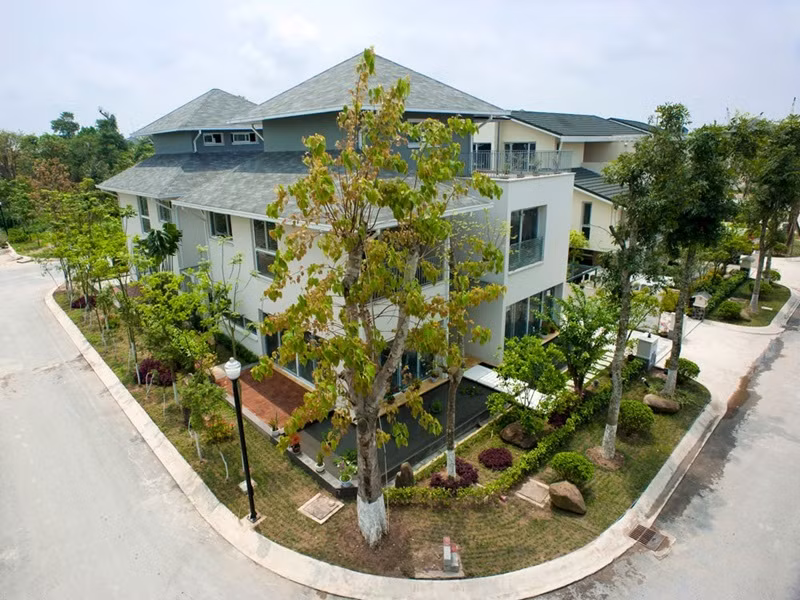 Tốt hơn hết, trước khi quyết định mua đất xây nhà bạn nên quan sát thật kỹ mảnh đất đó, chỉ chọn những nơi cao ráo, rộng rãi, thông thoáng để vừa hợp phong thủy vừa khiến cho căn nhà được khang trang, đẹp mắt. 