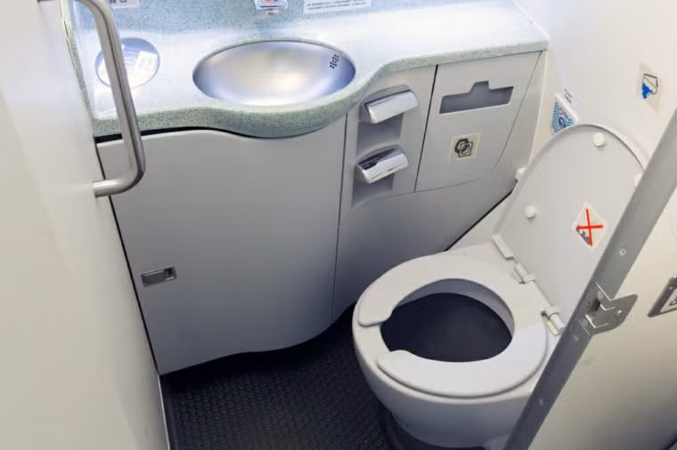 Ít người biết rằng việc sử dụng nhà vệ sinh trong lúc máy bay cất cánh hoặc hạ cánh là một trong những hành động gây ra nhiều mối nguy nhất trong khi bay.