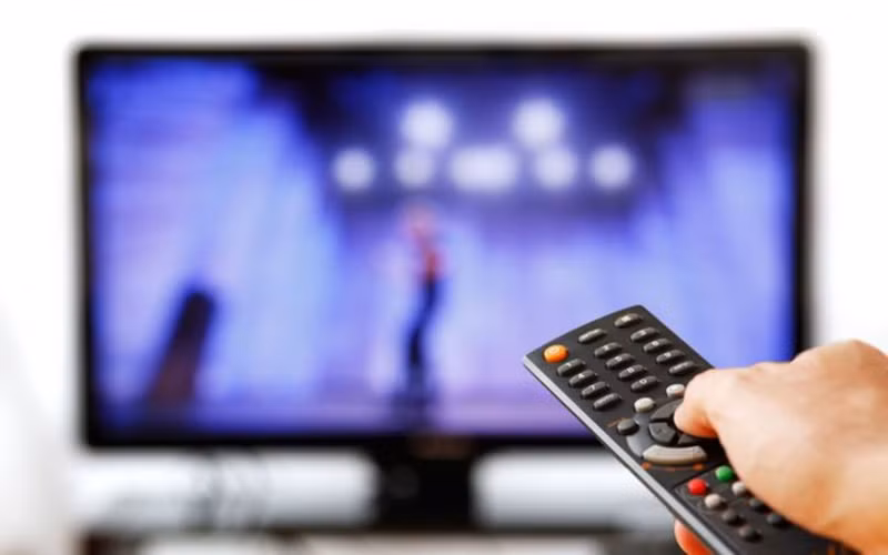 Bật TV khi ngủ: Nếu ban đêm tiếp xúc quá nhiều với ánh đèn của ti vi, đèn ngủ, lượng tiết melatonine sẽ giảm mạnh, từ đó ảnh hưởng đến khả năng sinh nở của phụ nữ.