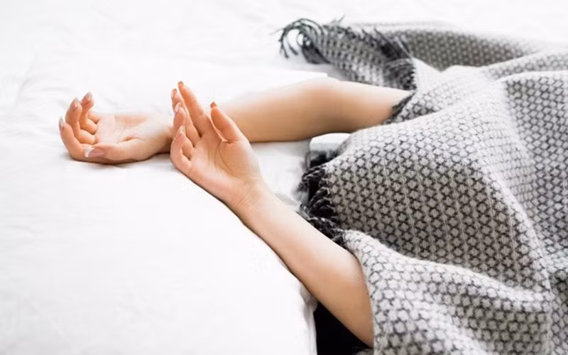 Che đầu khi ngủ: Thói quen ngủ chùm kín đầu, sẽ hạn chế sự lưu thông không khí trong chăn, nồng độ oxy trong chăn giảm xuống gây khó ngủ, giảm trí nhớ.