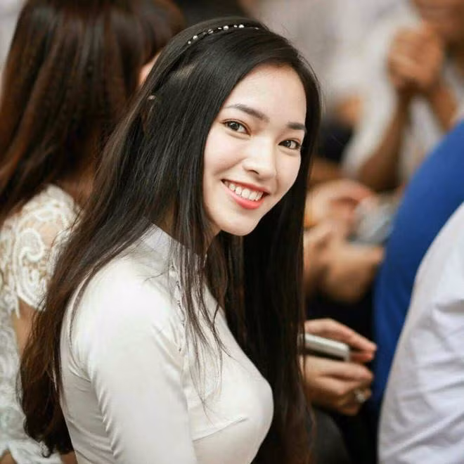 Châu Bùi (Bùi Thái Bảo Châu, sinh năm 1997) là hot girl nổi tiếng Hà thành. Cô nhận được sự quan tâm lớn của dân mạng nhờ màn "lột xác" từ cô bé gầy gò chỉ 36 kg tới cô gái có body cân đối, sexy. Ngày trước, 9X trung thành với mái tóc đen, dài và luôn nở nụ cười tươi trong tất cả các khung hình.