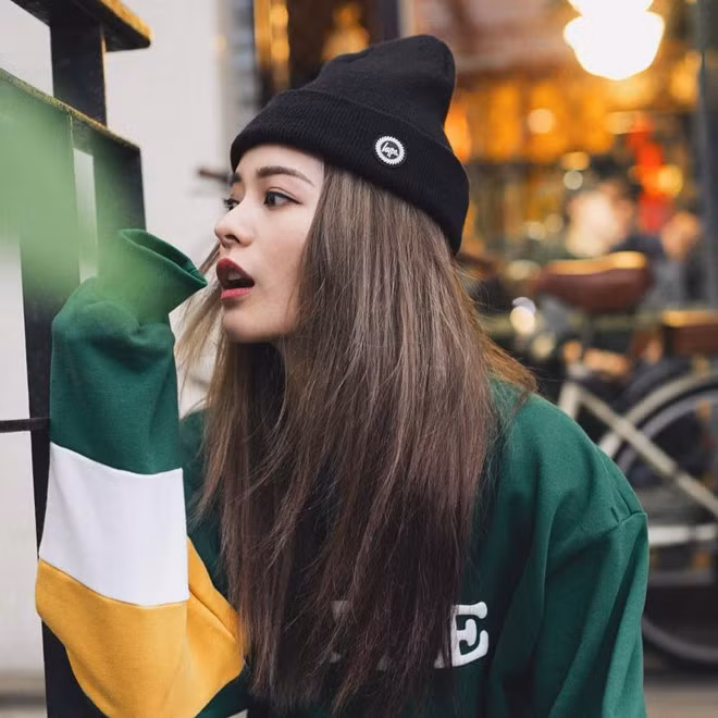Bên cạnh việc theo đuổi nghệ thuật, cô nàng còn có tài kinh doanh. Cô sở hữu shop phụ kiện thời trang online được nhiều người yêu thích. Lyla cũng là người mẫu quảng cáo cho các sản phẩm của mình.