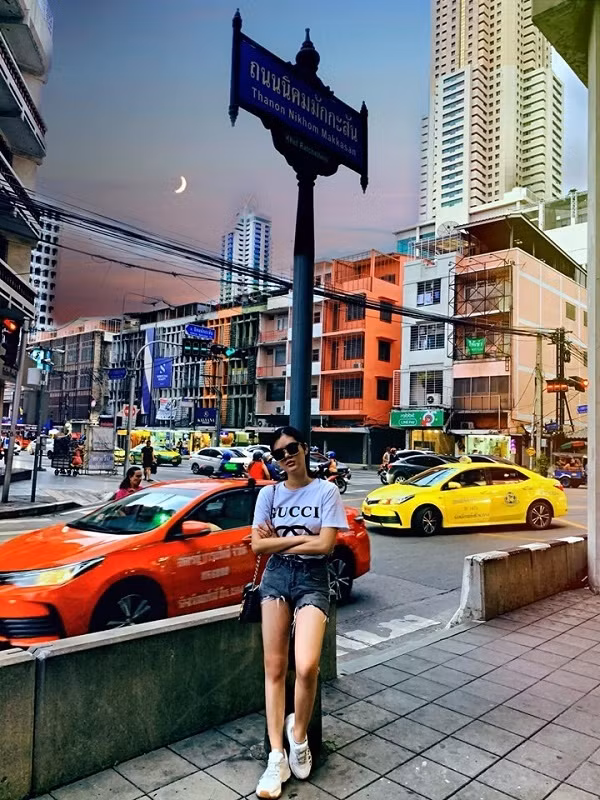 Và tinh ý, người hâm mộ có thể dễ dàng nhận thấy sự kín đáo và chỉnh chu trong những trang phục mà nữ diễn viên Ngọc Trinh lựa chọn. Dù là trang phục đi diễn, đi chơi hay ở nhà thì cô cũng cho khán giả thấy thiện cảm bởi hình ảnh người con gái có đời sống "sạch", không khoe da thịt để đổi lấy sự chú ý.