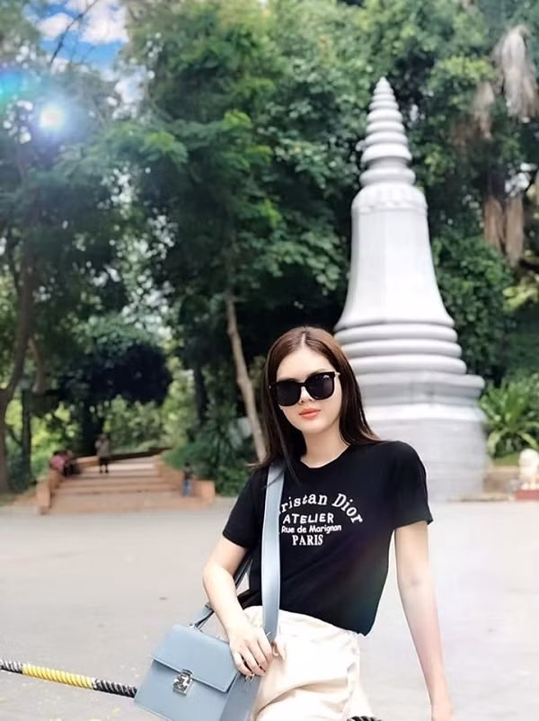 Trang cá nhân của Ngọc Trinh hiện tại có gần 100k người theo dõi.