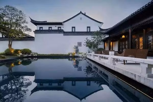 Khu biệt thự có diện tích 6731,37 m², gồm 32 phòng ngủ hướng Nam, 32 phòng tắm và 2 khoảng sân vườn lớn rộng 2.000 m² ở mặt trước và mặt sau biệt thự.