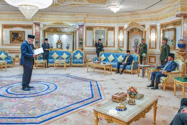Cung điện có 1788 phòng. Toàn bộ cung điện rộng 200.000m2. Bên trong cung điện có nhà thờ Hồi Giáo có đủ chỗ cho 1.500 người.