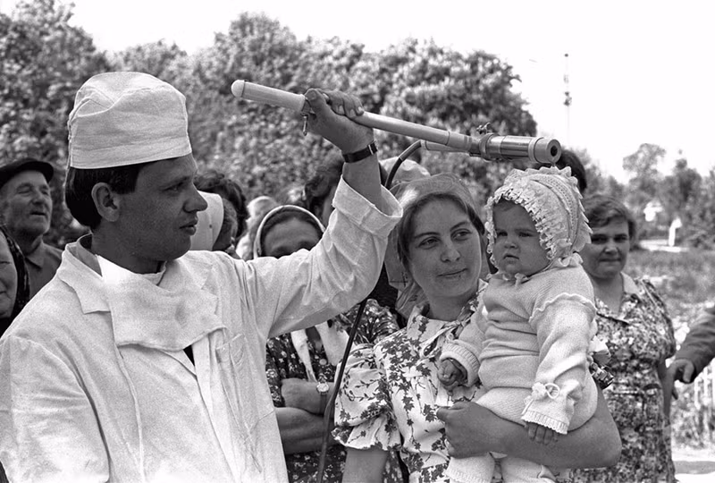 Bác sĩ kiểm tra mức độ nhiễm phóng xạ cho một em bé ở làng Kopylovo, gần Kiev ngày 9/5/1986.