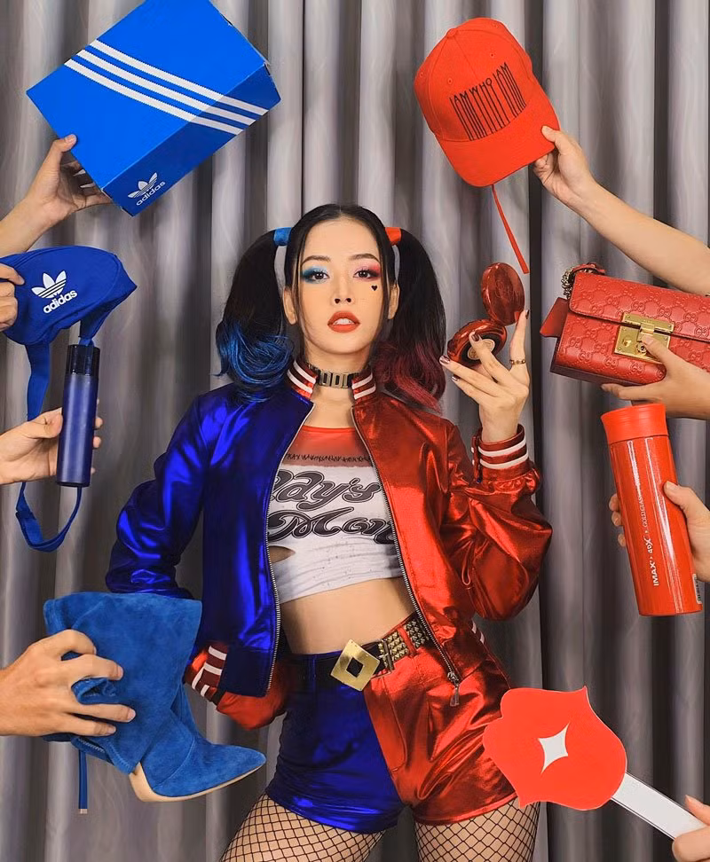 Chi Pu hóa thân vào nhân vật Harley Quinn với rất nhiều món phụ kiện hàng hiệu đến từ những nhà mốt đình đám làng thời trang.