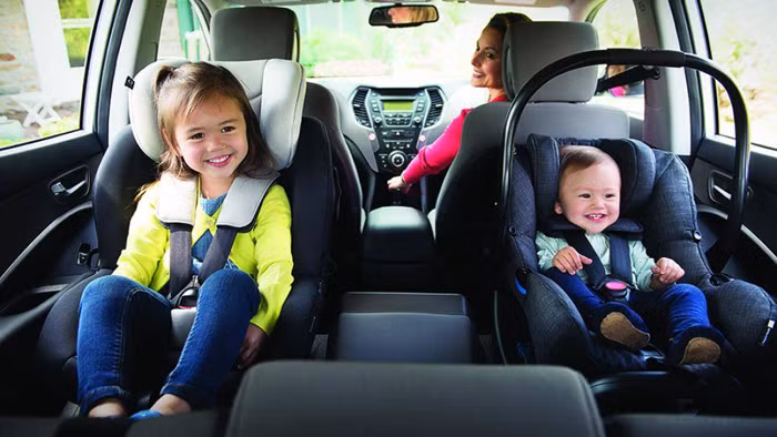 Nói chuyện với trẻ: Nói chuyện với trẻ, gây cười hoặc hướng trẻ tập trung tới việc khác cũng là một cách để giảm bớt tình trạng say xe ở trẻ nhỏ. Bởi hầu hết những trường hợp trẻ bị say xe đều do tâm lý quá lo sợ, căng thẳng. Những lúc như vậy, cha mẹ nên hát một bài hoặc chủ động trò chuyện với trẻ. Hành động này giúp đánh lạc hướng trẻ, giúp chúng tập trung hơn vào câu chuyện hoặc bài hát mà quên đi nỗi lo say xe.