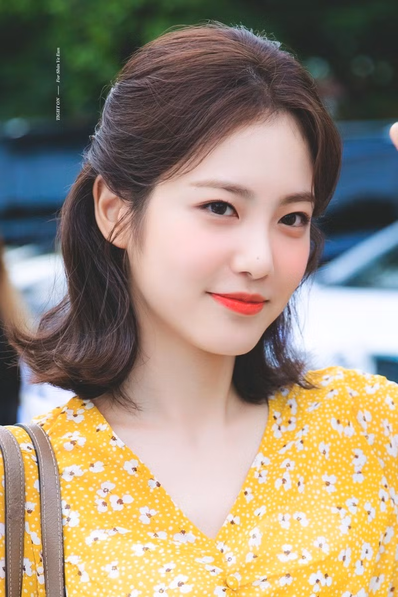 Nhờ lợi thế nhan sắc, Shin Ye Eun còn là cái tên được nhiều nhãn hàng và tạp chí yêu thích. Gần đây, cô còn thử sức làm MC cho chương trình âm nhạc Music Bank (KBS).