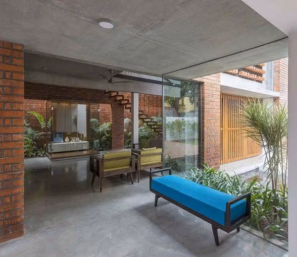 Ghế sofa đặt cạnh hành lang tạo ra một không gian yên tĩnh, riêng tư để chủ nhân có thể nhìn ngắm khu vườn bên ngoài.