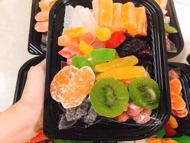 Mut Tet cao cap nhung gia lai re den giat minh, nhieu nguoi van mua-Hinh-2