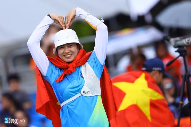 Lộc Thị Đào (sinh năm 1993, quê Bắc Giang) là nữ cung thủ số 1 của đội tuyển bắn cung Việt Nam. Sáng 8/12, cô gái quê Bắc Giang đã có ngày thi đấu xuất sắc khi toàn thắng ở 3 trận chung kết nội dung cung 1 dây để đem về 3 tấm HCV cho Đoàn thể thao Việt Nam. Ảnh: Minh Chiến.