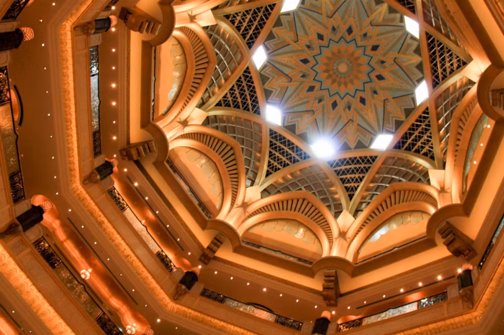 Được mệnh danh là khách sạn7 sao thứ hai trên thế giới, Emirates Palace có tổng mức đầu tư tới 3 tỷ USD. (Ảnh: Raventhorne / Pixabay)