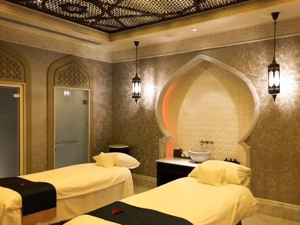 Khu spa rộng 1.500 m2 cung cấp một loạt các phương pháp trị liệu, như nâng cấp da mặt và cổ, sử dụng các tấm vàng 24 carat. (Ảnh: TripAdvisor)