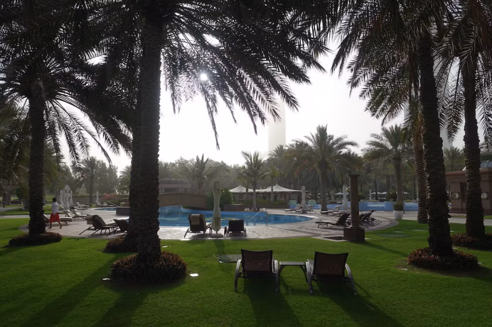 Emirates Palace có bãi biển riêng dài trên 1,3 km và một công viên 1.000 ha, với 8.000 cây xanh được trồng lại 2 năm một lần. (Ảnh: Emirates Palace)