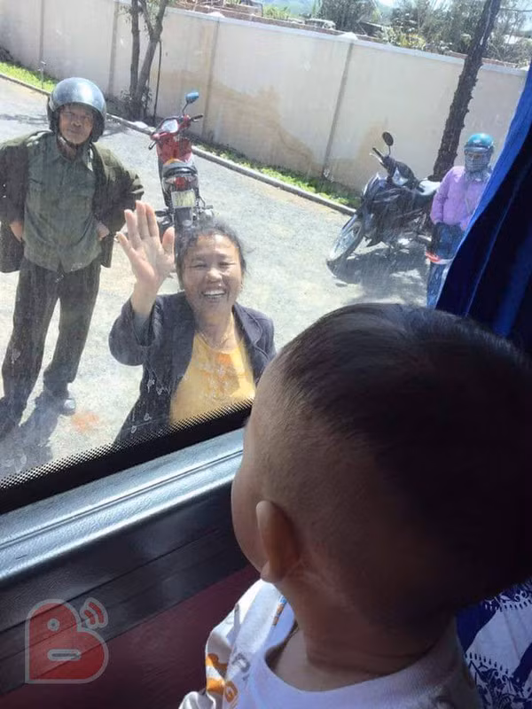 Rung rung nuoc mat canh ong ba ngoai vay tay chao chau