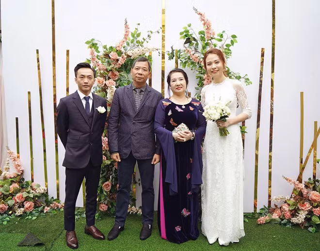 Đây cũng là đám cưới đầu tiên của Cường đô la, dù trước đó anh từng sống và có con chung với Hồ Ngọc Hà. Bà Như Loan - mẹ Cường đô la cũng xuất hiện trong buổi lễ và xúc động trao quà cho con dâu.