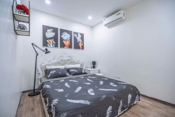 Hai phòng ngủ với hai phong cách khác nhau trong căn nhà.