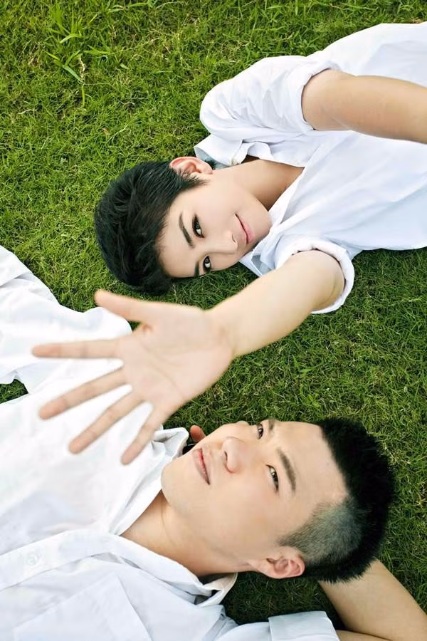 Huỳnh Dịch và Huỳnh Nghị Thanh: Huỳnh Dịch và Huỳnh Nghị Thanh bén duyên vào năm 2012 sau khi nữ diễn viên trải qua cuộc hôn nhân ngắn ngủi hơn 40 ngày với doanh nhân Khương Khải. Năm 2014, cặp đôi chia tay nhau sau quãng thời gian chung sống. Vụ ly hôn của Huỳnh Dịch và người chồng thứ hai trở nên ồn ào khi trước đó cả hai liên tục bóc mẽ nhau trước công chúng.