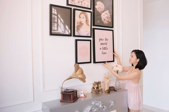 Trong nhà đâu đầu cũng có ảnh của cô nàng.