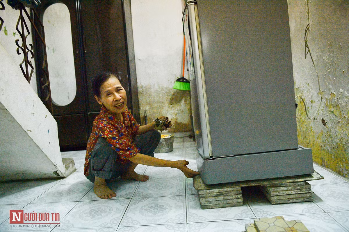 Nhà bà Bình (65 tuổi, số nhà 43, hẻm 173/68/81 đường Hoàng Hoa Thám) chỉ cách mương nước vài bước chân, được ngăn cách bằng một cánh cổng. Bà cho biết: "Mỗi khi trời mưa, nước mương dâng lên tràn vào nhà tôi, đủ các loại rác thải, rắn, côn trùng từ con mương nước trôi vào. Thậm chí, nước làm bể phốt tràn ngập vào bên trong nhà tôi, mọi đồ đạc phải kê lên cao, không thì hỏng hết".