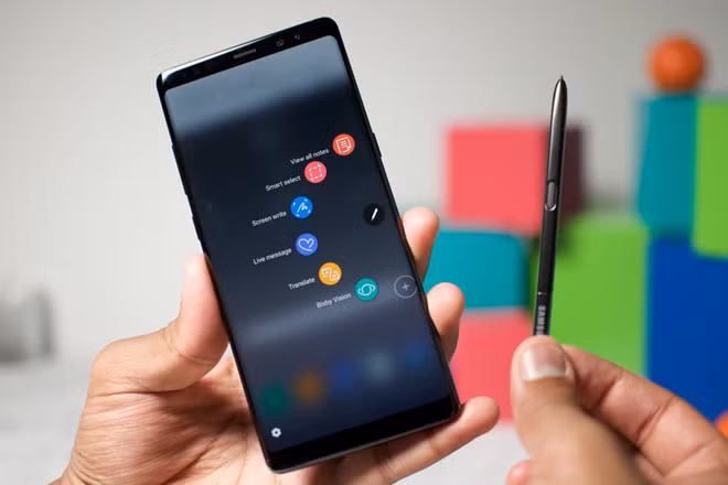 Samsung Galaxy Note 8 - S Pen trên Note 8 không có nhiều thay đổi về thiết kế so với thế hệ tiền nhiệm. Hãng bổ sung thêm tính năng Live Message mới, cho phép người dùng có thể viết vẽ nhanh ý tưởng và chuyển thành hình ảnh động, sau đó chia sẻ hoặc lưu trữ. Các tính năng đáng chú ý khác như dịch trực tiếp, zoom, viết trong nước vẫn được duy trì.