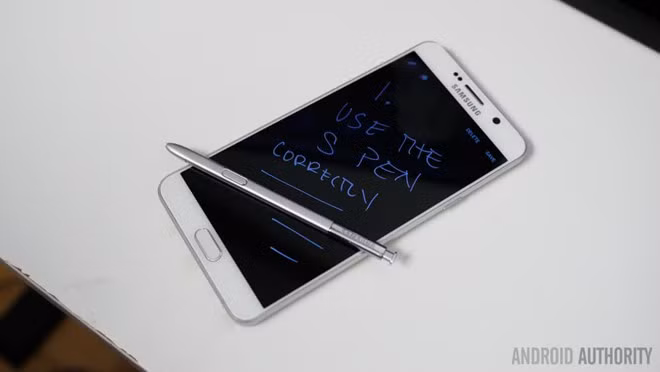 Samsung Galaxy Note 5 - Thay đổi lớn nhất trên S Pen nằm ở thiết kế với đầu ấn, giúp lấy bút ra dễ dàng hơn. Trên Galaxy Note 5, người dùng có thể thao tác nhanh với bút ngay cả khi chưa bật màn hình. Trong menu Air Command, Samsung đã loại bỏ một số tính năng không cần thiết để hệ thống có thể hoạt động mượt mà hơn. S Pen trên Note 5 cũng cho phép viết trực tiếp lên văn bản pdf, chụp màn hình theo nhiều cách khác nhau.