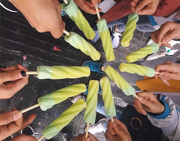 Cua hang kem noi tieng Ha Noi bi to thu them tien vo ly-Hinh-2