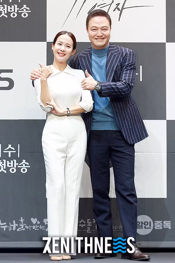 Người đẹp U40 cười hết cỡ bên bạn diễn Kim Kang Woo và Lee Ji Hoon. Trong Woman of 9.9 Billion, Jo vào vai người phụ nữ có cuộc sống khốn khổ bỗng dưng được nhận 9,9 tỷ won tiền mặt, giúp cô đổi đời. Tuy nhiên cũng vì món tiền quá lớn, Jo phải đối mặt với nhiều nguy hiểm. Bộ phim mang phong cách tâm lý, hình sự giúp nữ diễn viên thể hiện được khả năng diễn nội tâm.