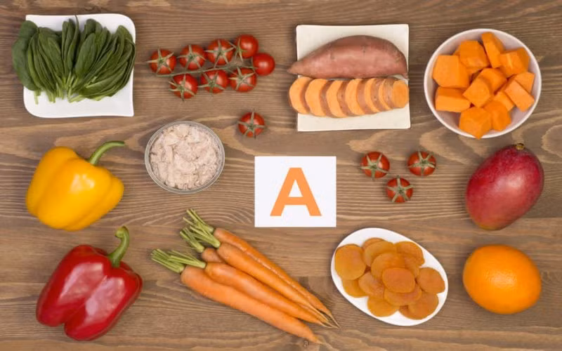 Tiêu thụ quá nhiều vitamin A: Nếu bạn đang tiêu thụ quá nhiều vitamin A, hoặc đang dùng quá nhiều chất bổ sung vitamin A, bạn có thể bị tình trạng khô môi.