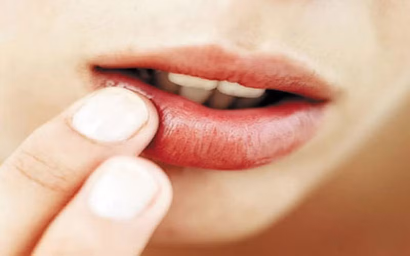Không dưỡng môi: Giữ ẩm cho đôi môi của bạn suốt cả ngày với vaseline hoặc sáp ong để có làn môi căng mọng, nhất là trong những ngày thời tiết mùa đông và khô lạnh.
