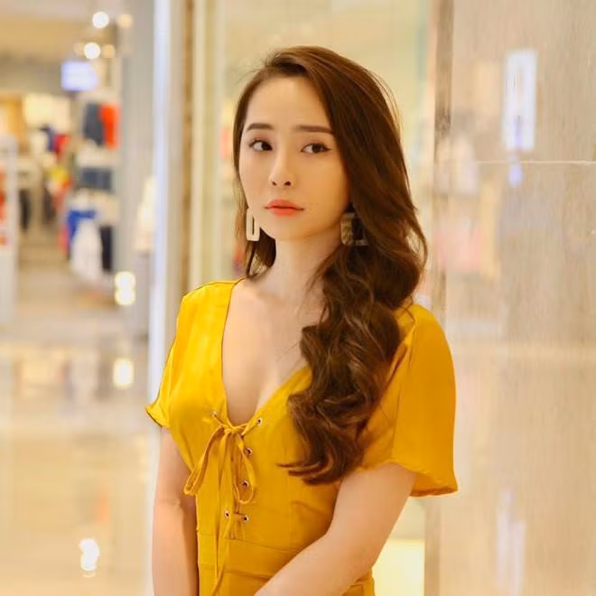 Không lúc nào Nhã "tiểu tam" quên đeo khuyên tai. Tùy vào màu sắc trang phục, món phụ kiện này sẽ được phối theo màu phù hợp, nhưng đa số đều có dáng dài, to bản.
