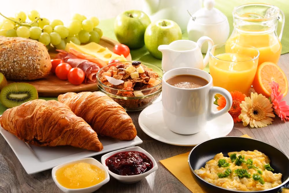 Trời nóng cũng khiến việc bố trí bữa ăn của bạn trở nên "khó lường" hơn. Tâm lý thường thấy ở mọi người là chán ăn vào những thời điểm nóng cao độ như buổi trưa. Do đó, bạn cần bố trí thời gian ăn thật hợp lý. Wikihow cho biết buổi sáng thường mát hơn nên sẽ phù hợp với một bữa no. Nạp đủ năng lượng buổi sáng giúp bạn có thể ăn ít hơn vào bữa trưa, thời gian nóng nhất trong ngày. Trong trường hợp thấy quá khó chịu khi ăn một bữa no trong ngày nóng, việc chia từ 4-6 bữa nhỏ là lựa chọn đáng thử. Ảnh: Shutterstock.