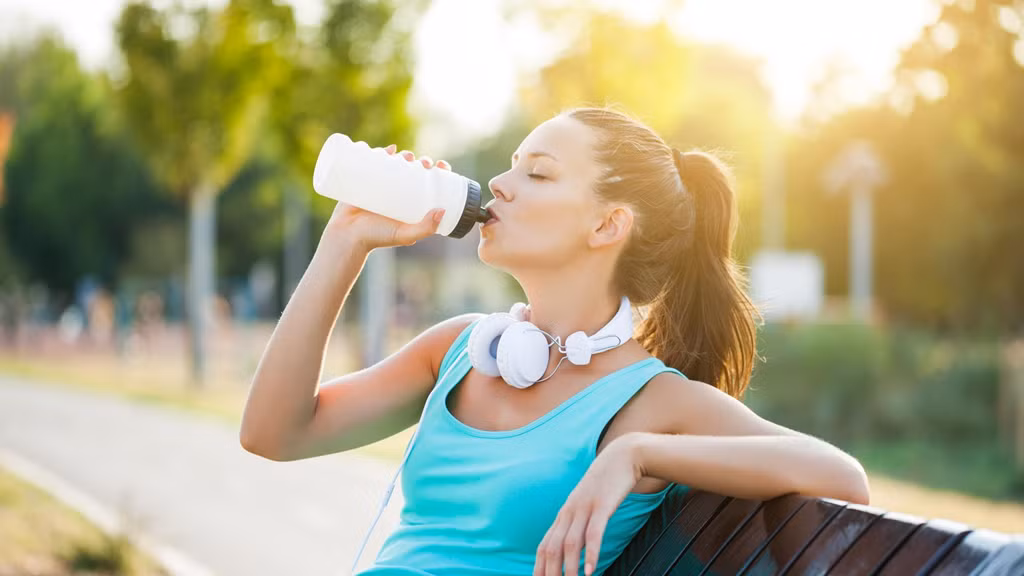 Việc tối quan trọng trong những ngày hè oi bức là bổ sung nước cho cơ thể. Nắng nóng, nhiệt độ tăng cao khiến mồ hôi đổ nhiều hơn làm chúng ta mất nước. Theo Indushealthplus, khi mất nước, con người cảm thấy mệt mỏi, không tạo đủ năng lượng để tiếp tục làm việc. Trung bình mỗi ngày bạn sẽ phải uống từ 7-8 ly nước nếu không luyện tập, lao động nhiều. Nếu hoạt động đổ mồ hôi nhiều, 8-10 ly nước là lựa chọn hợp lý. Ảnh: BT.