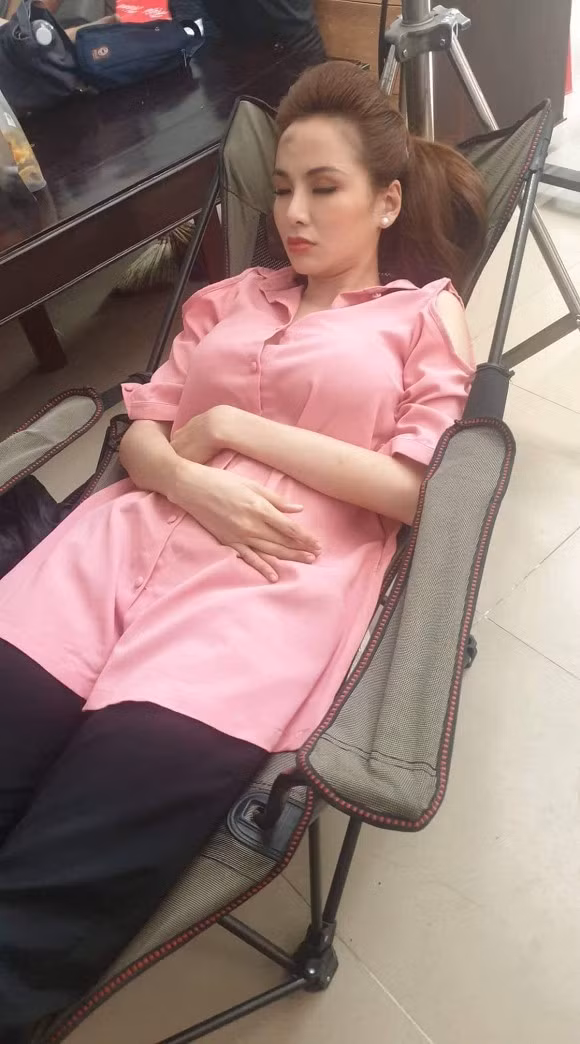 La Hoa hau noi tieng, Diem Huong bi chup len luc ngu ra sao?-Hinh-2