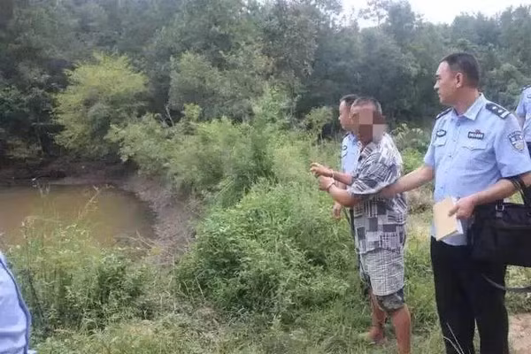 Bi mat kinh hoang khuc xuong trang dan lang tha luoi vot duoc