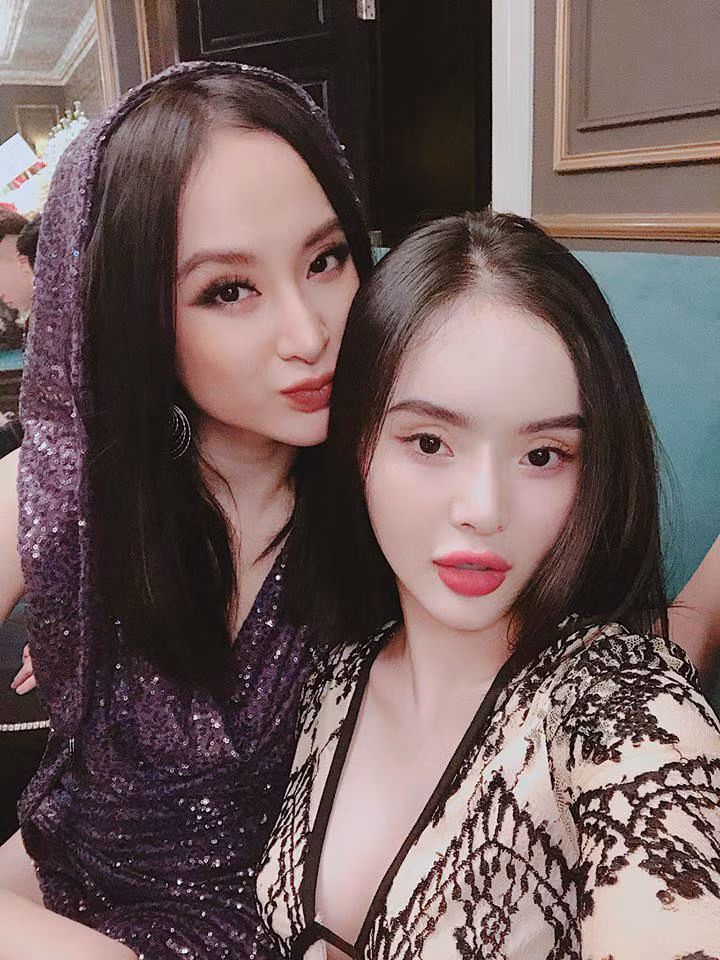 Cô nàng Phương Trang (Lê Ngọc Phương Trang, sinh năm 1996) là em gái ruột của "bà mẹ nhí" nổi tiếng Angela Phương Trinh. Tuy không "đình đám" và sở hữu thành tích showbiz dày dặn như chị gái, nhưng Phương Trang cũng được đông đảo công chúng biết đến qua việc tham gia diễn xuất trong nhiều bộ phim lớn nhỏ và từng "lột xác" táo bạo ở tuổi 16. Cô em gái của "bà mẹ nhí" hiện đang là cô chủ của một công ty kinh doanh mỹ phẩm làm đẹp tại Sài Gòn. Công việc kinh doanh thuận lợi, nên mới đây, cô nàng đã tự sắm sửa cho mình một căn hộ mới sang trọng ở Sài Gòn.
