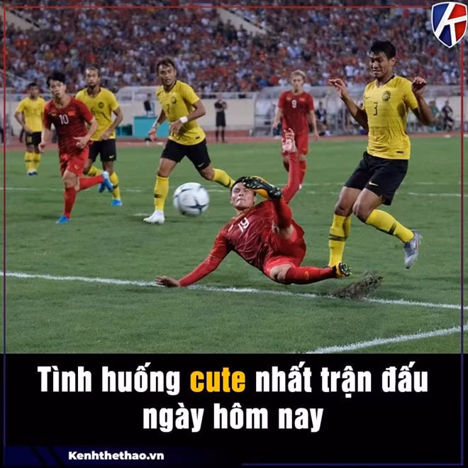 Nhiều người nói rằng đây là tình huống đáng xem và cute nhất trận đấu tối qua. Không chỉ bởi ít giây sau đó lưới Malaysia rung lên vì cú sút của tiền đạo Việt Nam mà còn vì điệu bộ quá đỗi hài hước của Shahrul. Ảnh: Kênh thể thao.