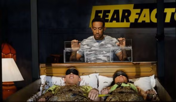 Fear Factor (2001-2006): Trong suốt 6 năm lên sóng, Fear Factor vừa là chương trình truyền hình ăn khách tại Mỹ, vừa là tâm điểm gây tranh cãi vì những thử thách man rợ. Mỗi người chơi được yêu cầu hoàn thành 3 nhiệm vụ mạo hiểm để nhận khoản tiền thưởng 50.000 USD. Một trong những thử thách cực điểm kinh dị là khi các thí sinh phải uống nước tiểu và tinh dịch của lừa. Tuy nhiên, tập này bị hủy phát sóng vào phút chót.